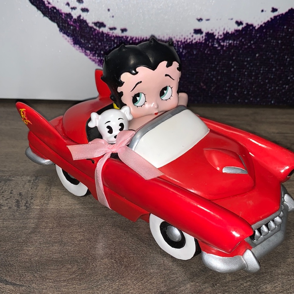 VANDOR VINTAGE LIMITED EDITION BETTY BOOP & PUDGY THE DOG IN A CAR TRINKET